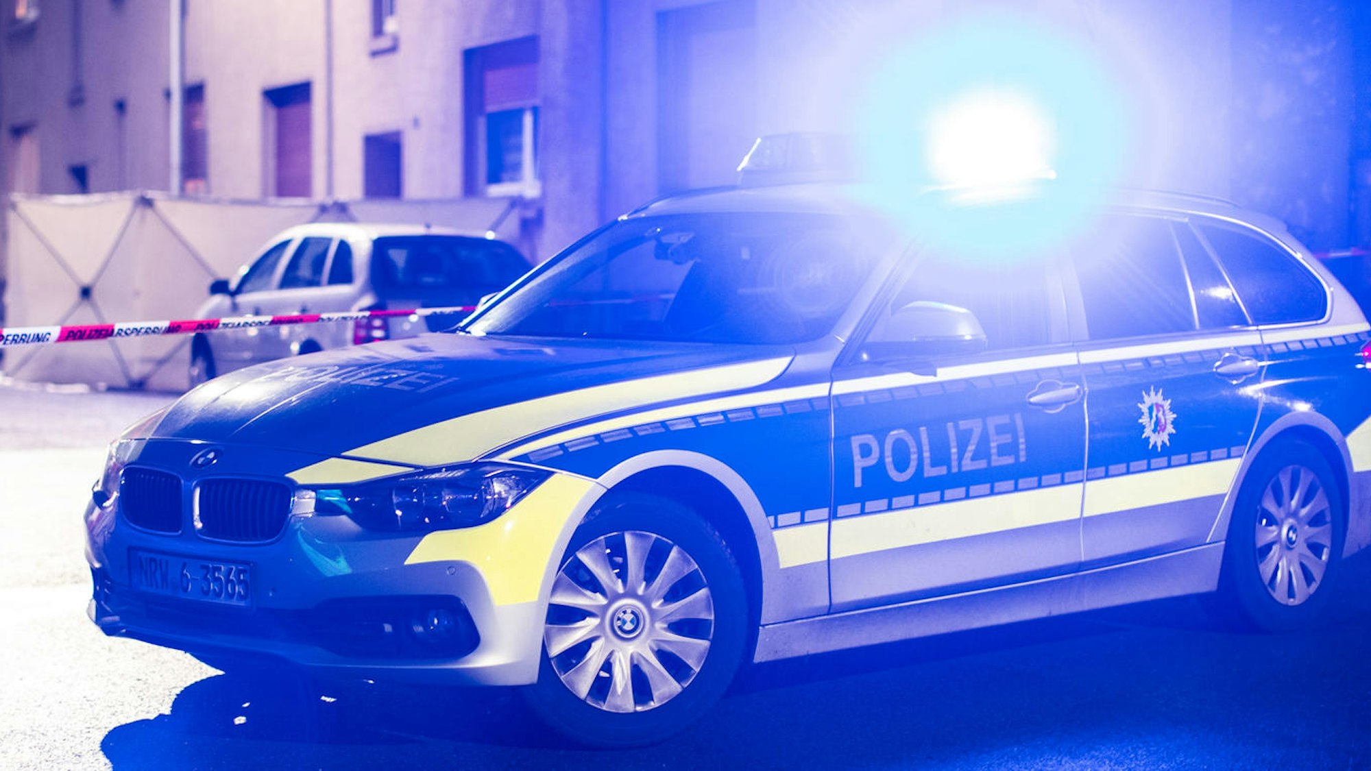Bochum: Ein Streifenwagen der Polizei steht auf der Velsstraße vor einer Häuserreihe.