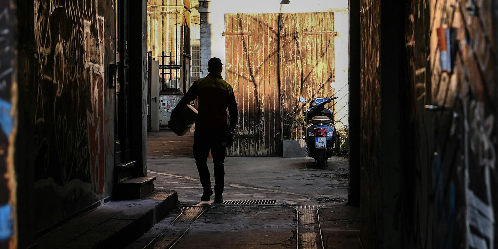 Paketbote_Symbol_Illustration