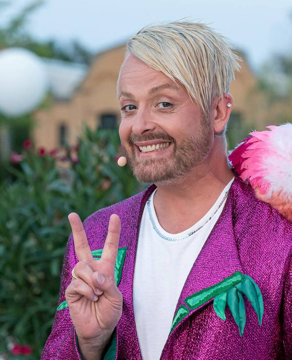 Ross Antony im August 2020 mit Flamingo auf der Schulter