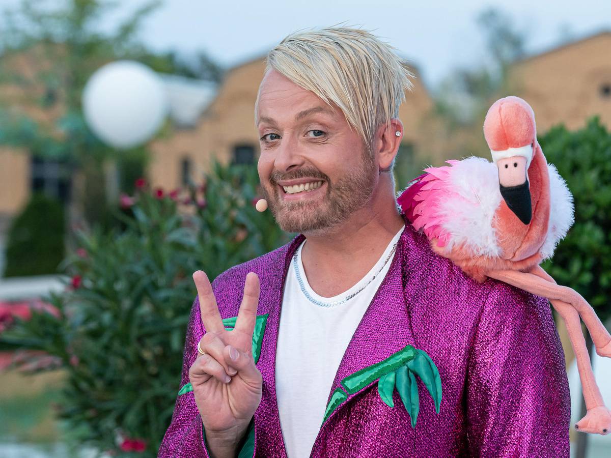 Ross Antony im August 2020 mit Flamingo auf der Schulter