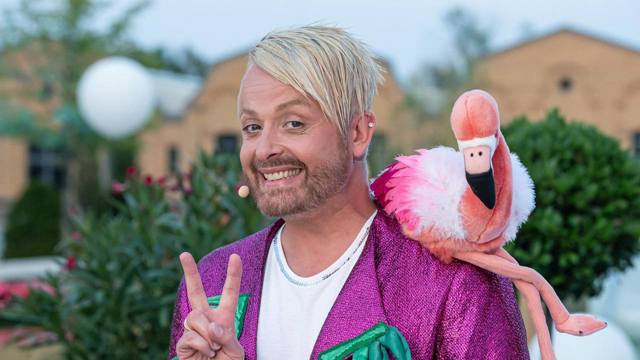 Ross Antony im August 2020 mit Flamingo auf der Schulter