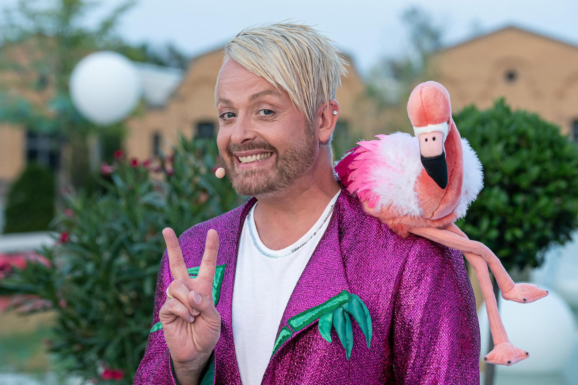 Ross Antony im August 2020 mit Flamingo auf der Schulter