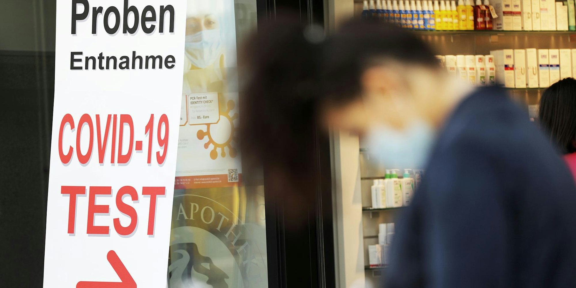 Mann geht an Teststelle vorbei