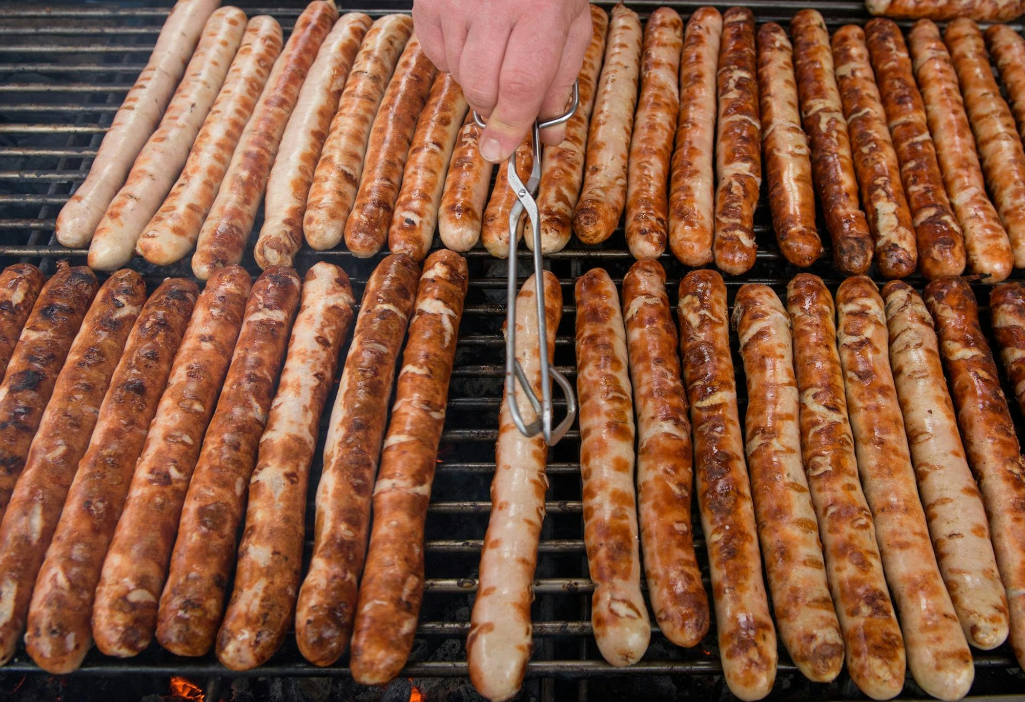 Grillrost_Symbolfoto_Wuerstchen