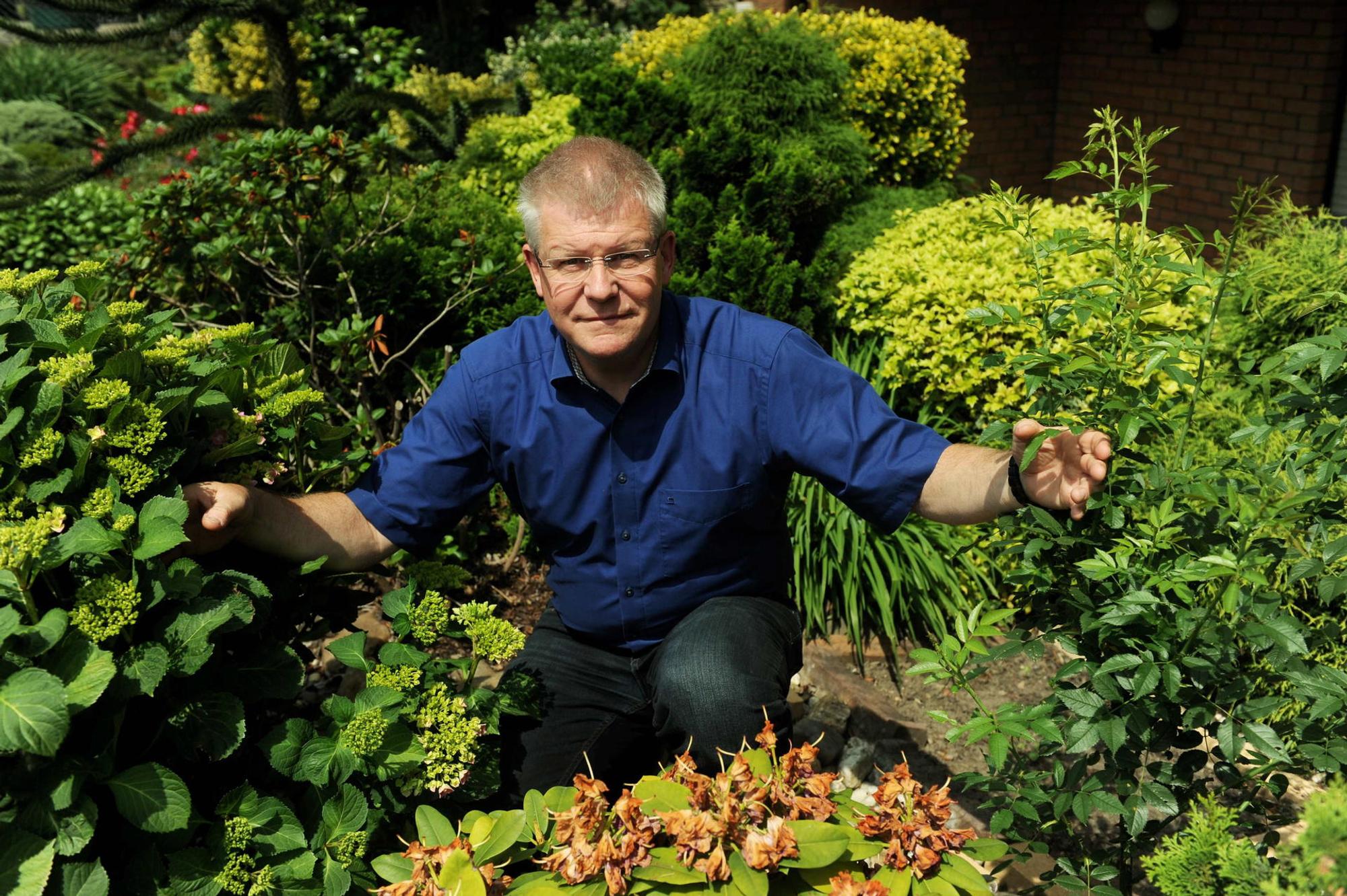 Michael Franssen, Geschäftsführer der Kölner Gartenfreunde, in einem Garten.