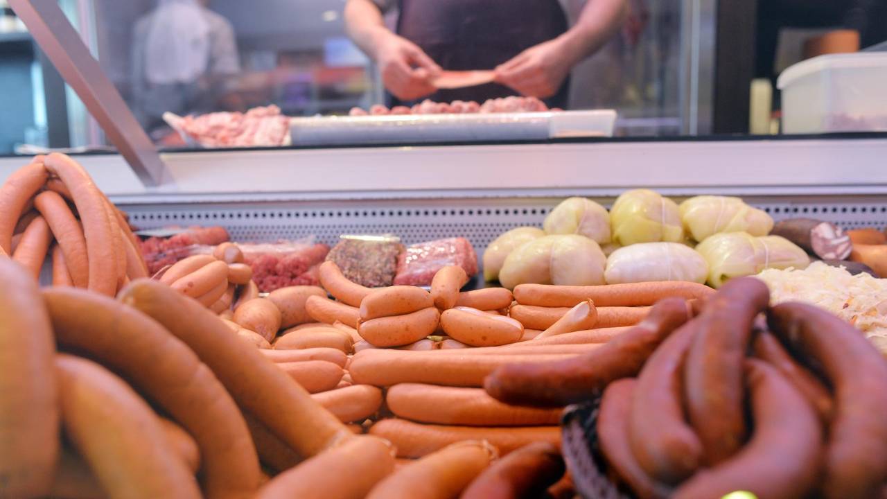 Fleischprodukte liegen in der Auslage einer Metzgerei.