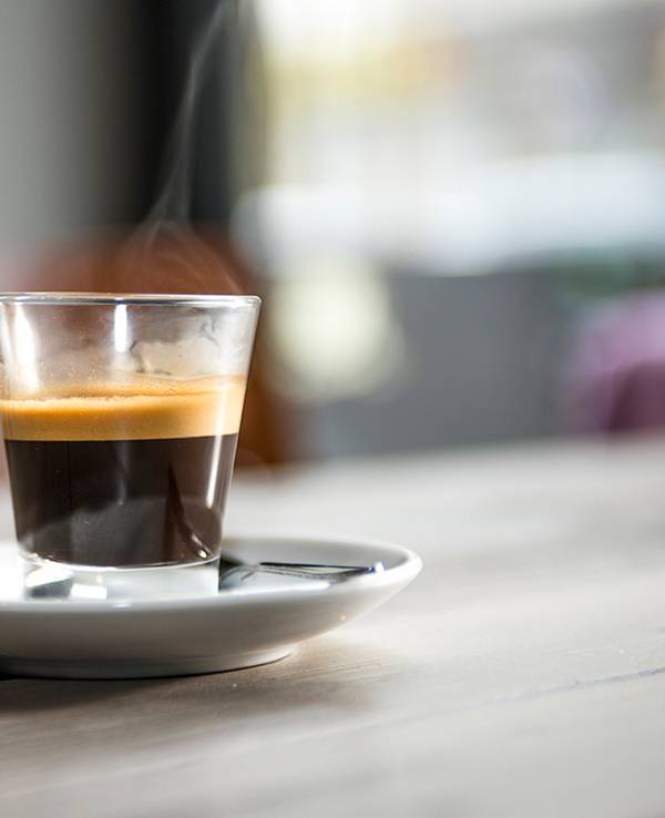 Dieses undatierte Bild zeigt eine dampfende Tasse Kaffee.