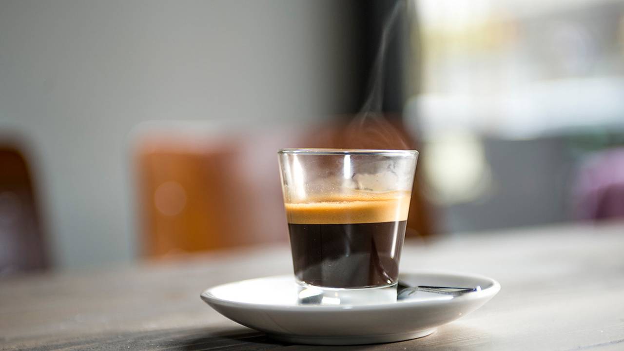 Dieses undatierte Bild zeigt eine dampfende Tasse Kaffee.