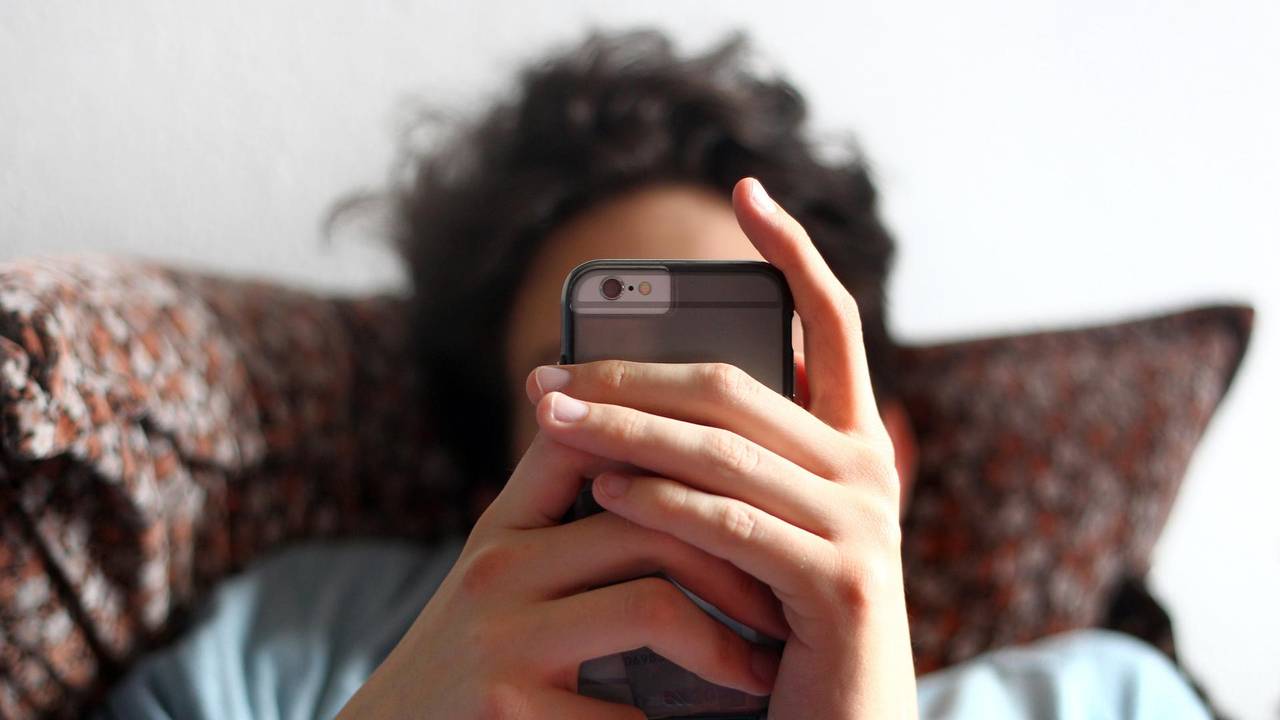 Mann_liest_in_Smartphone