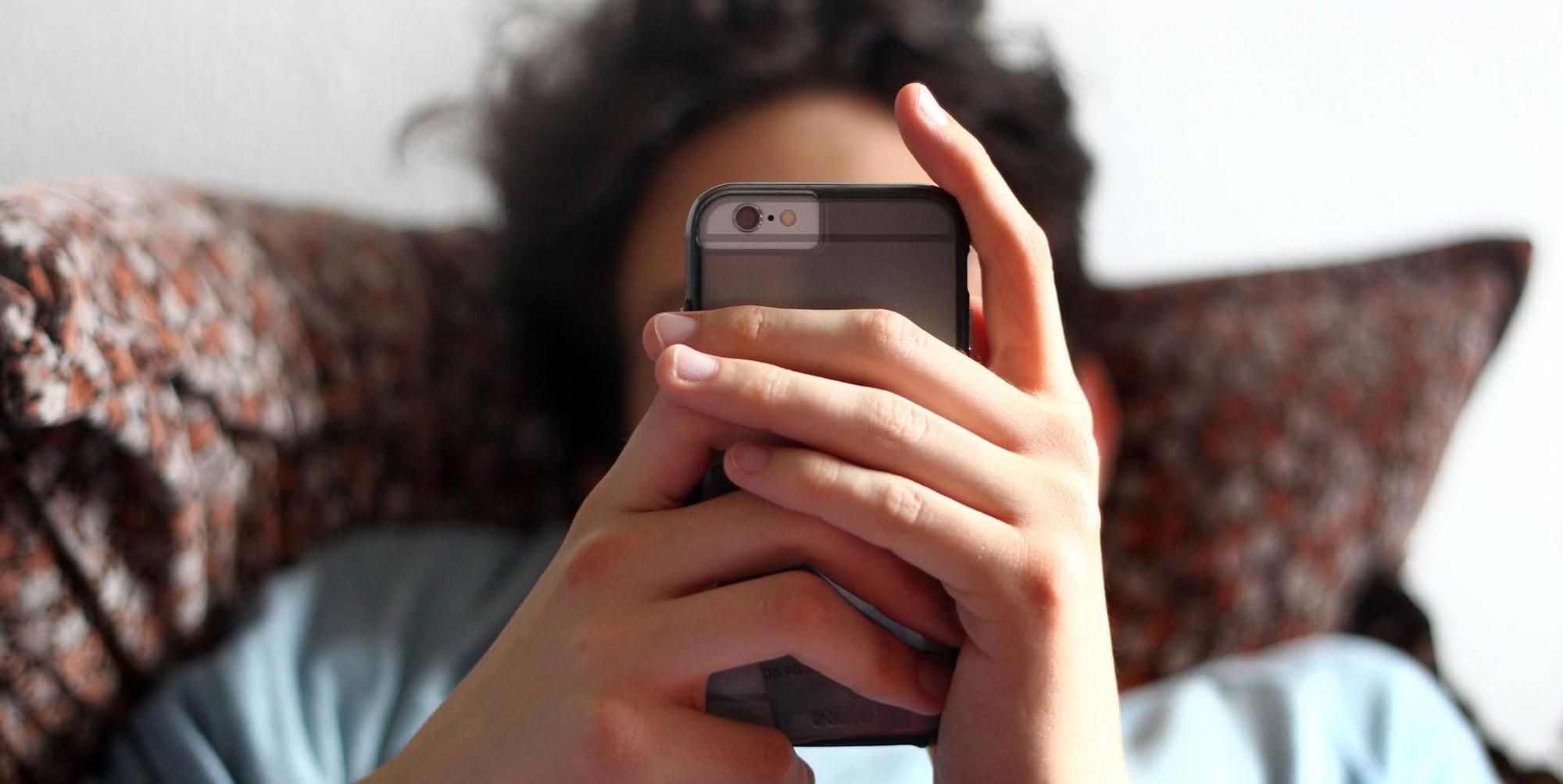 Mann_liest_in_Smartphone