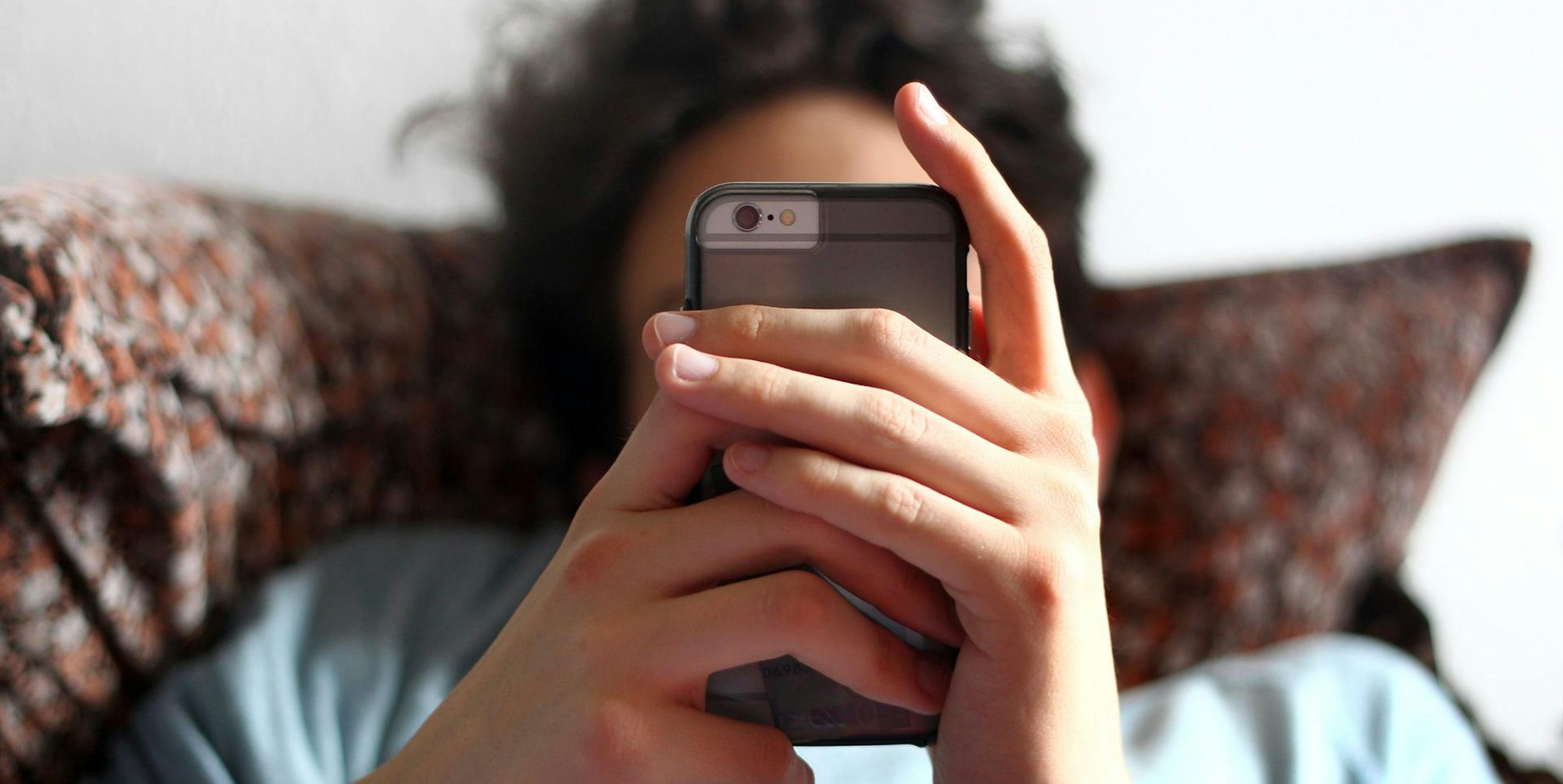 Mann_liest_in_Smartphone