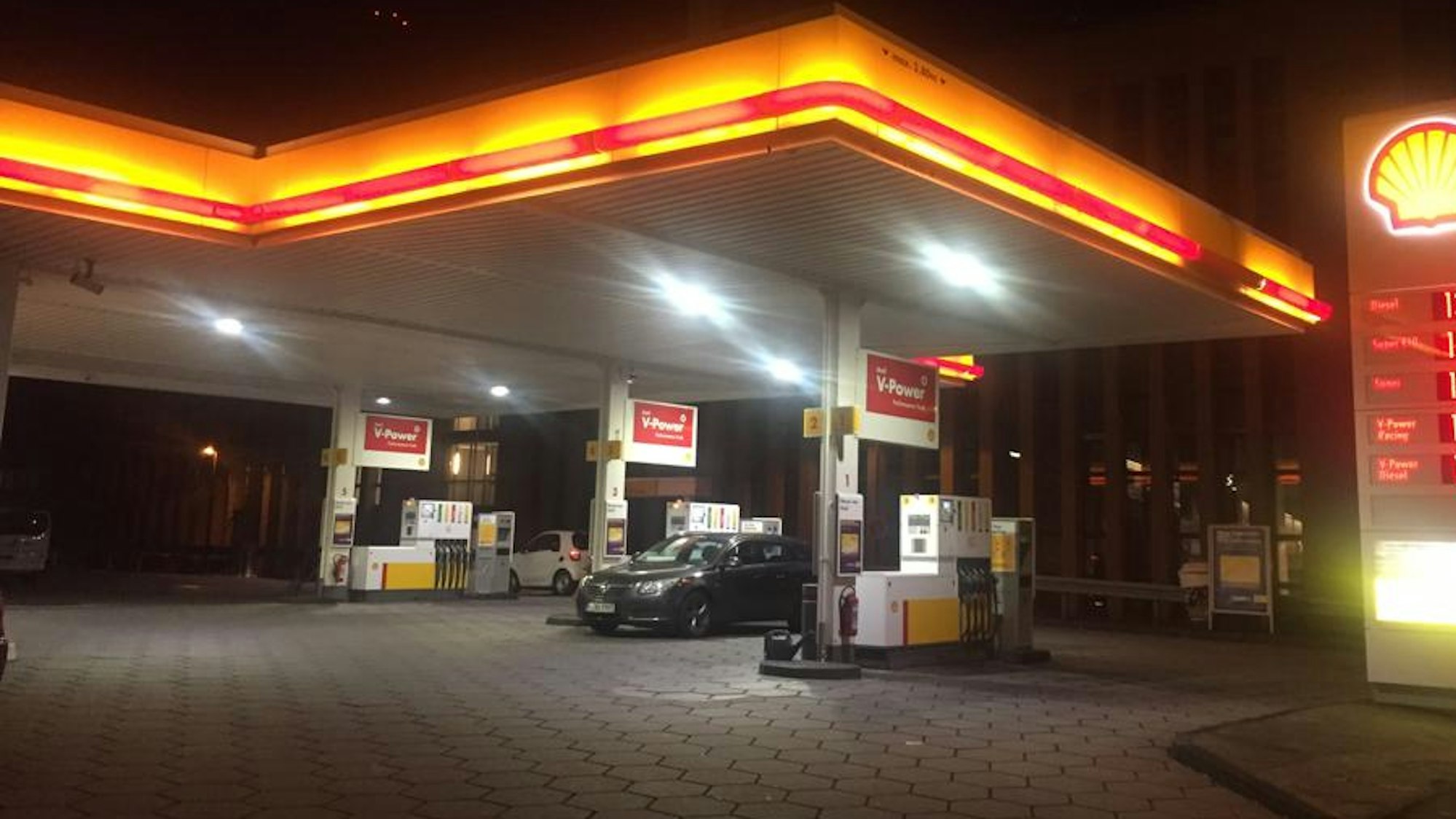 Eine in der Dunkelheit beleuchtete Tankstelle in Köln-Ehrenfeld.