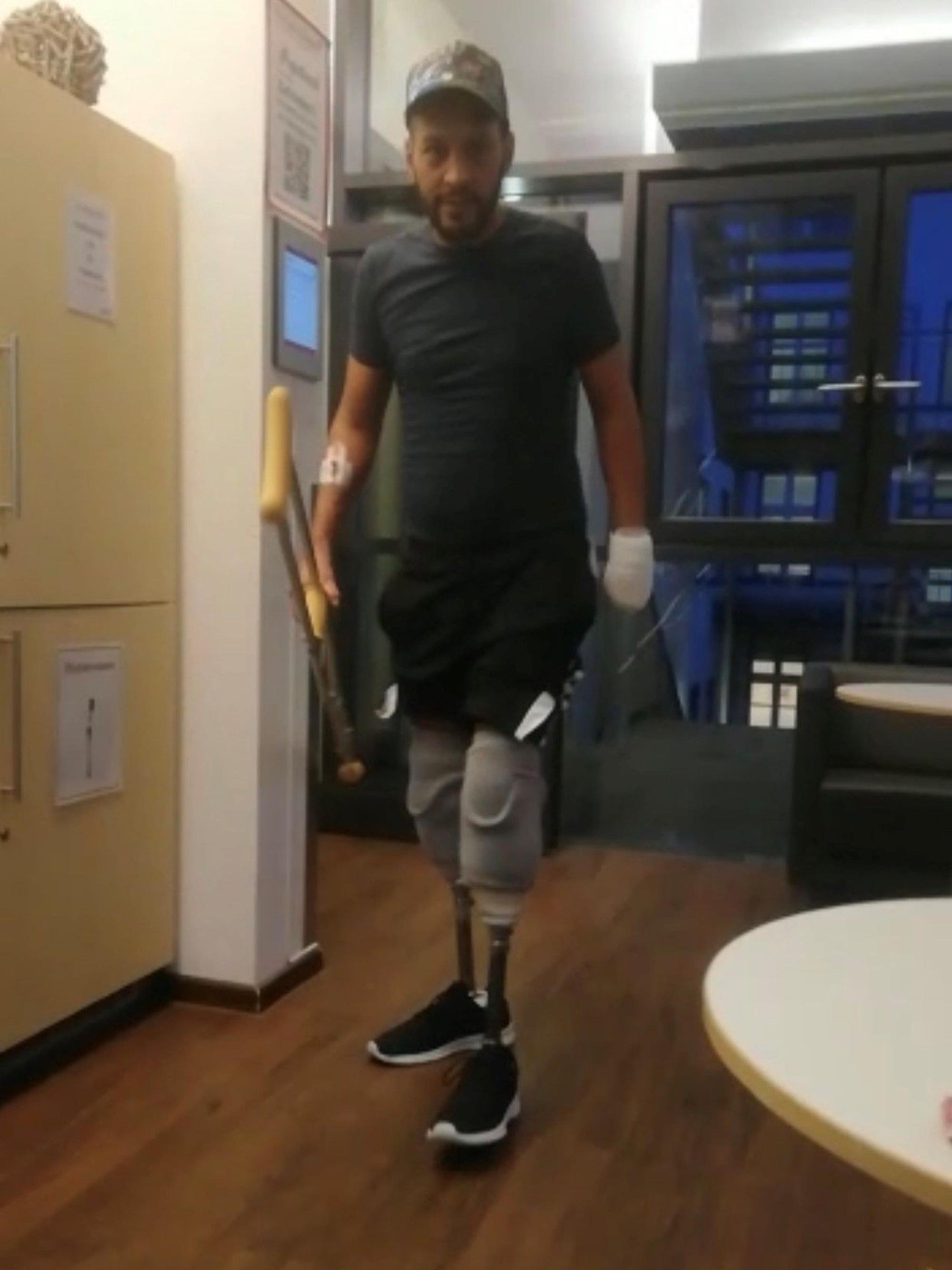 Walid Zine läuft mit Beinprothesen.