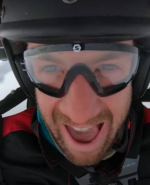 Luke Mockridge wird für „Das Duell um die Welt“ zum lebenden Werbebanner in 2.000 Meter Höhe
