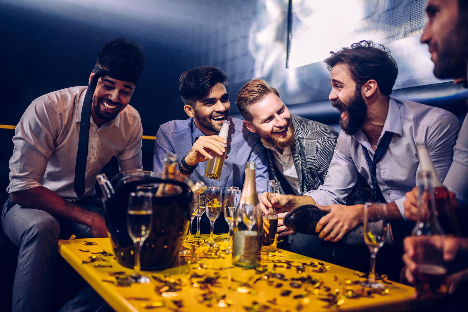 Eine Männerrunde lacht auf einer Party