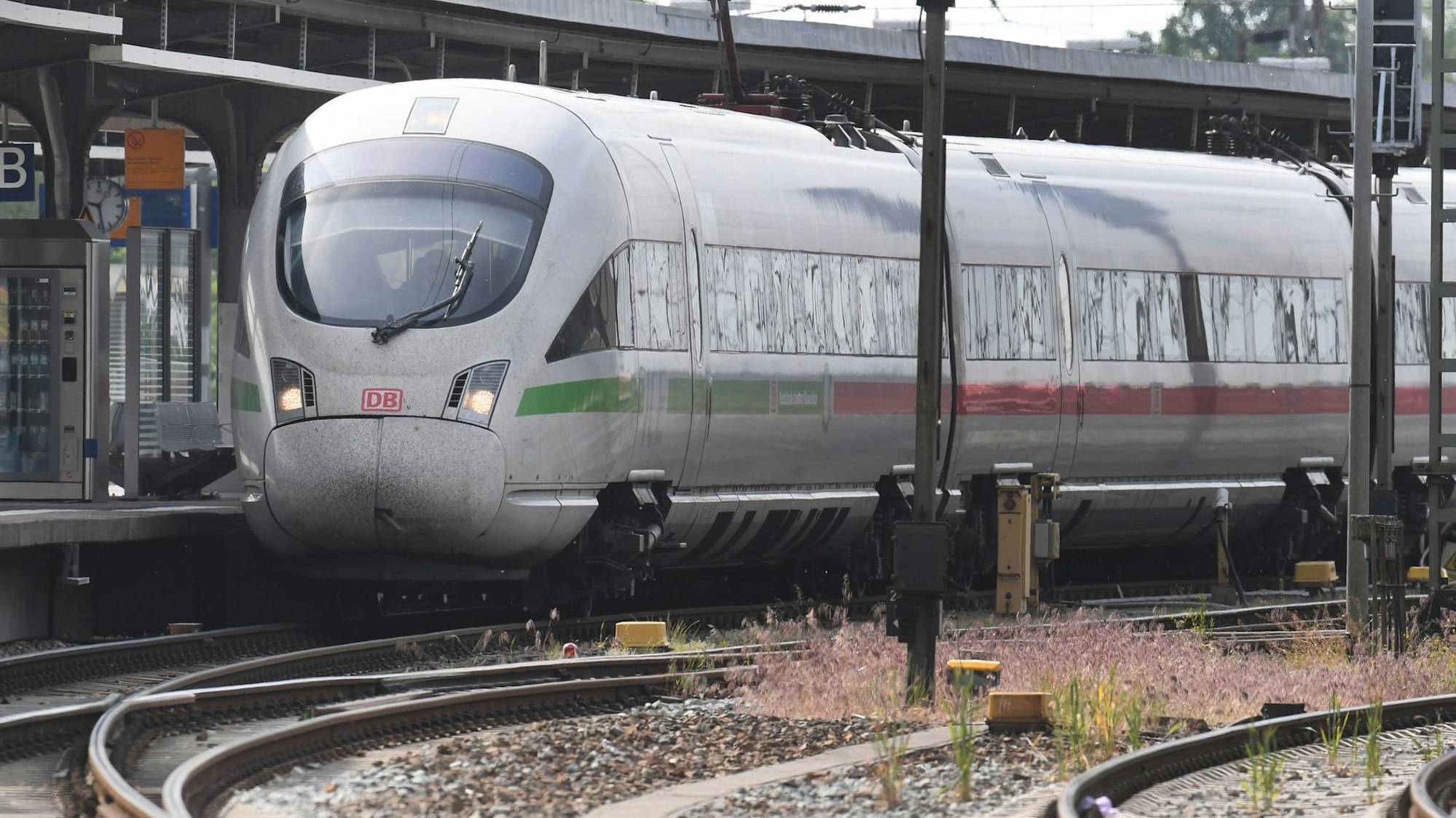 Ein ICE-Zug steht im Bahnhof.
