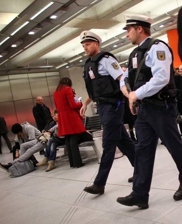 Beamte der Bundespolizei auf Streife am Flughafen Köln/Bonn.