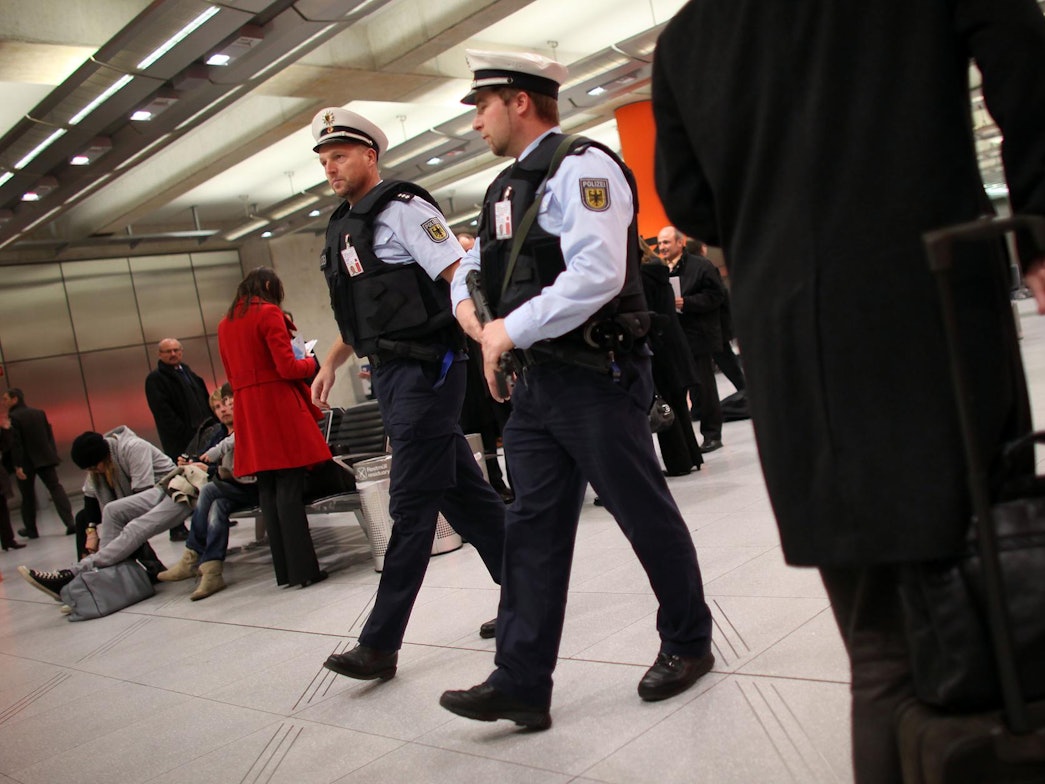 Beamte der Bundespolizei auf Streife am Flughafen Köln/Bonn.