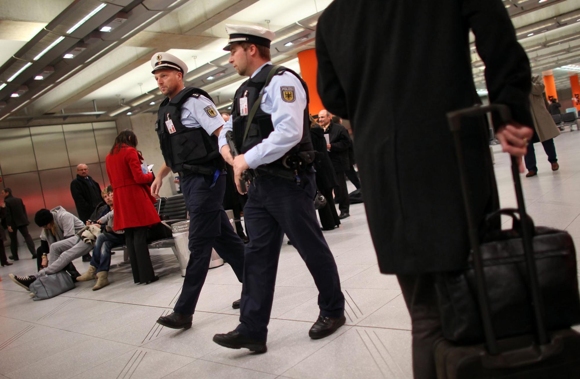 Beamte der Bundespolizei auf Streife am Flughafen Köln/Bonn.