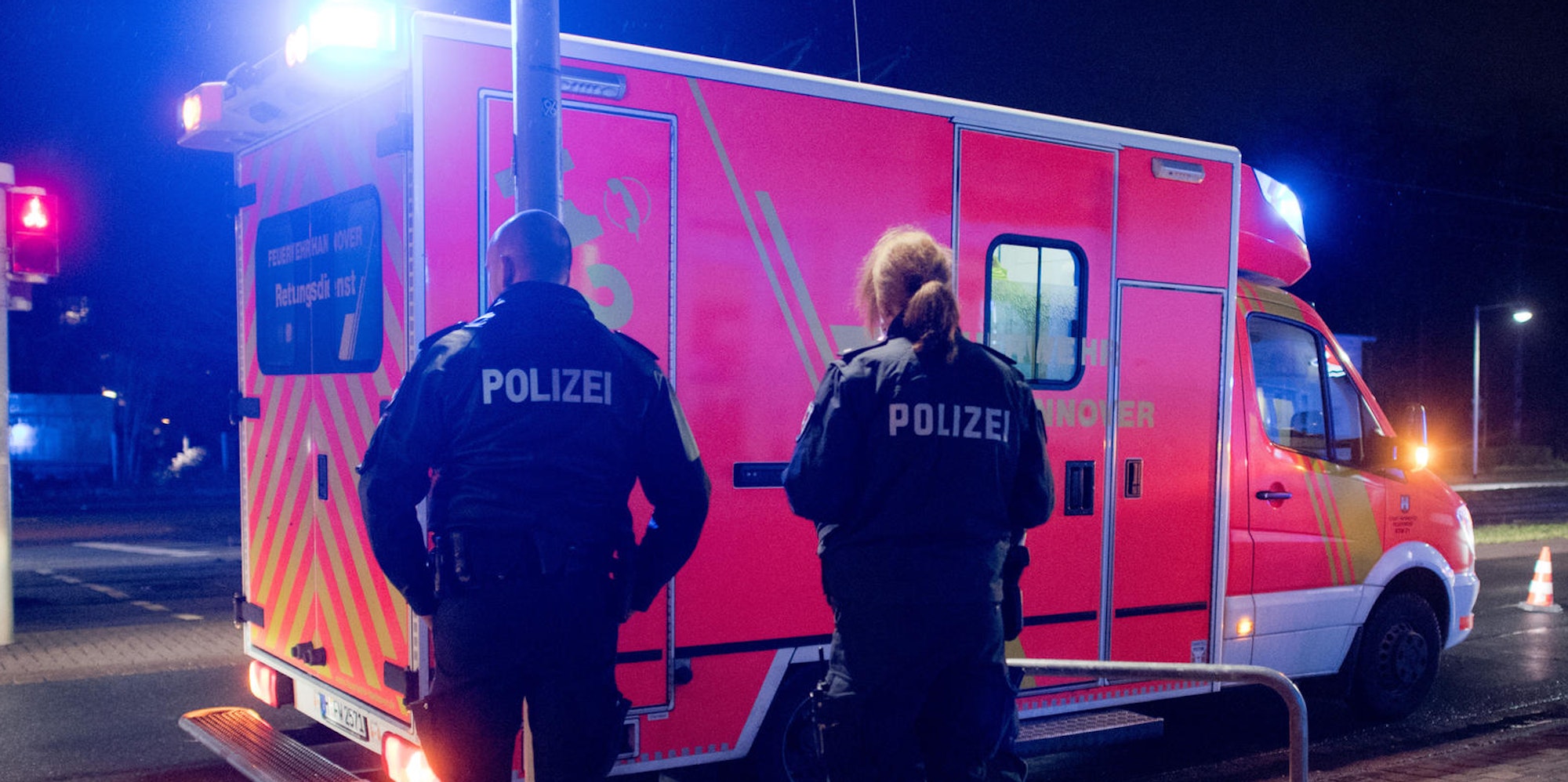 polizeibeamte rettungswagen