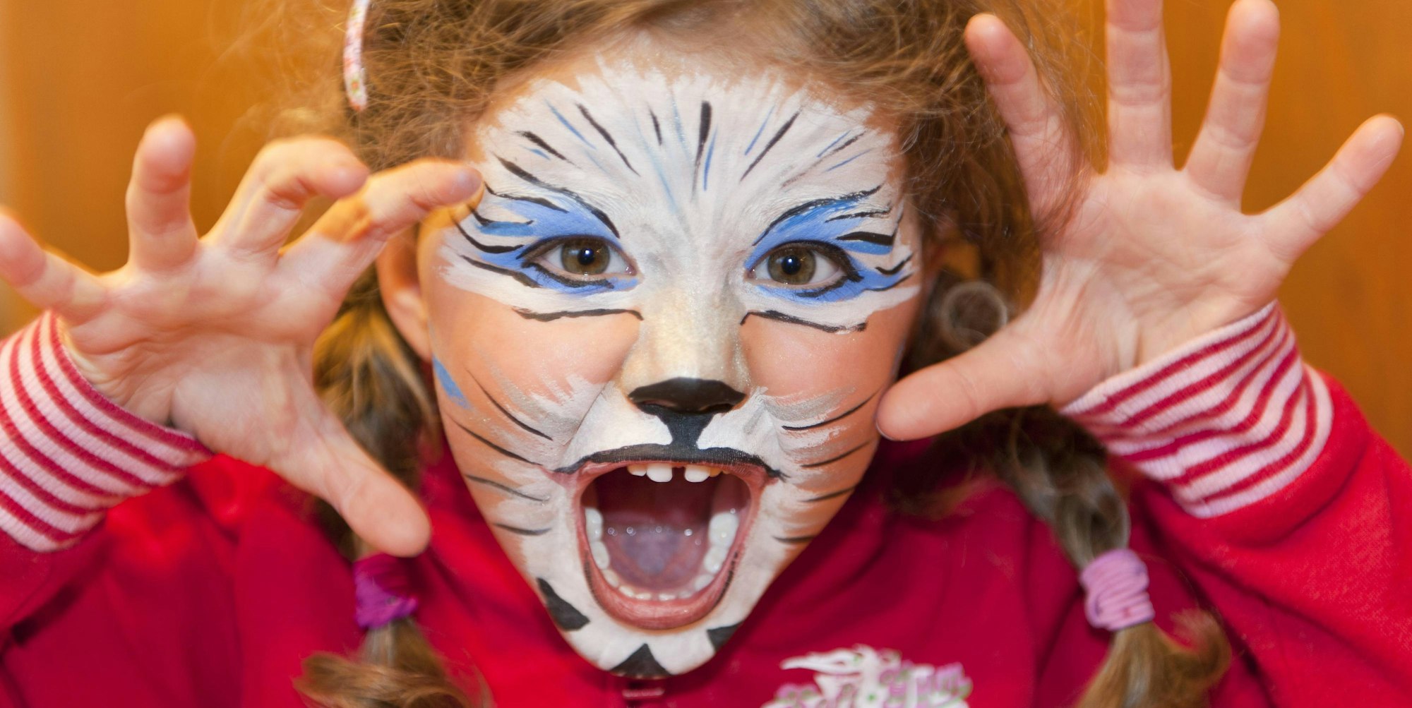 Kind mit geschminktem Gesicht.