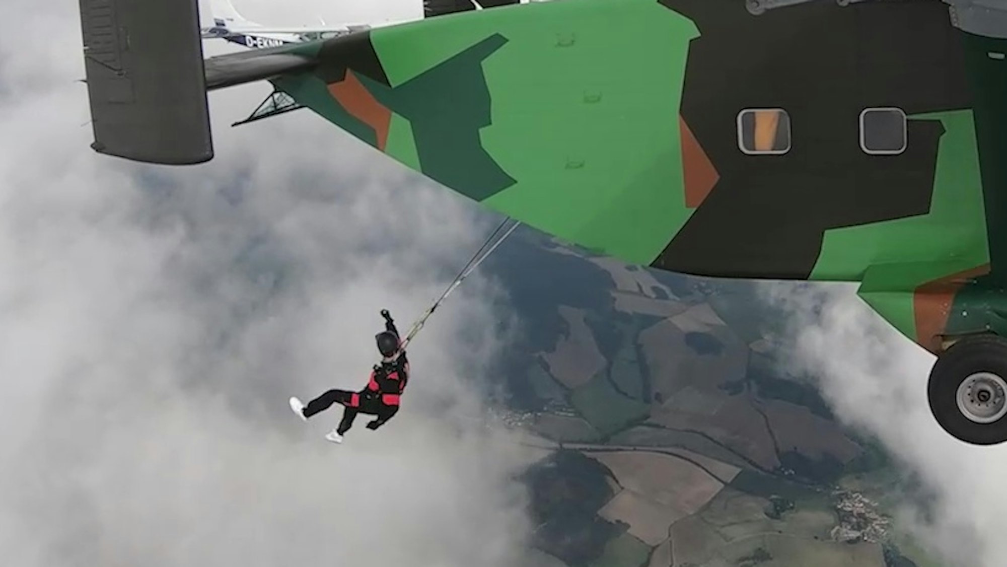 Luke Mockridge tritt beim „Duell um die Welt“ für Team Klaas an und lässt sich aus einem Flugzeug hängen.