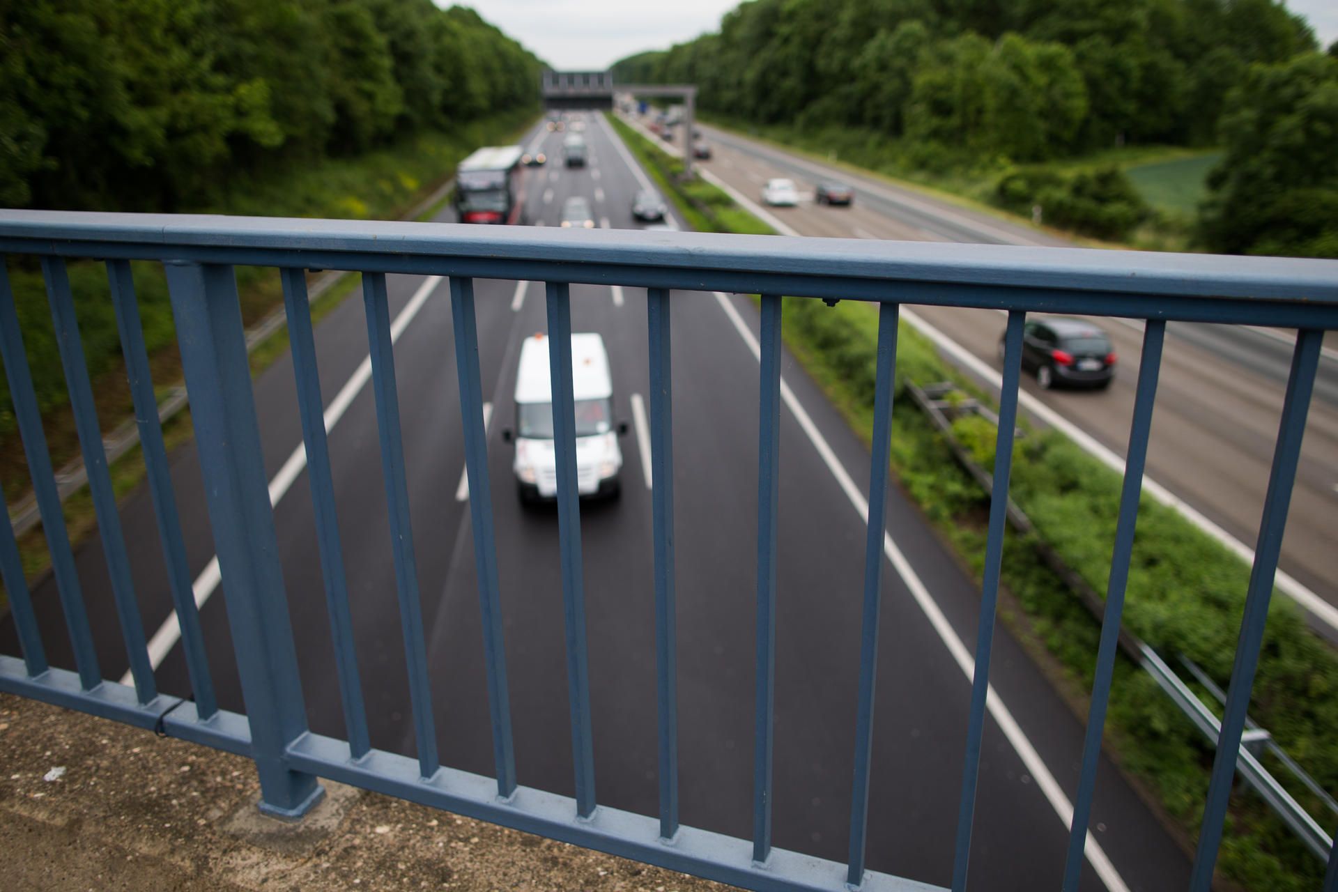 Brücke über die Autobahn A1 bei Köln.
