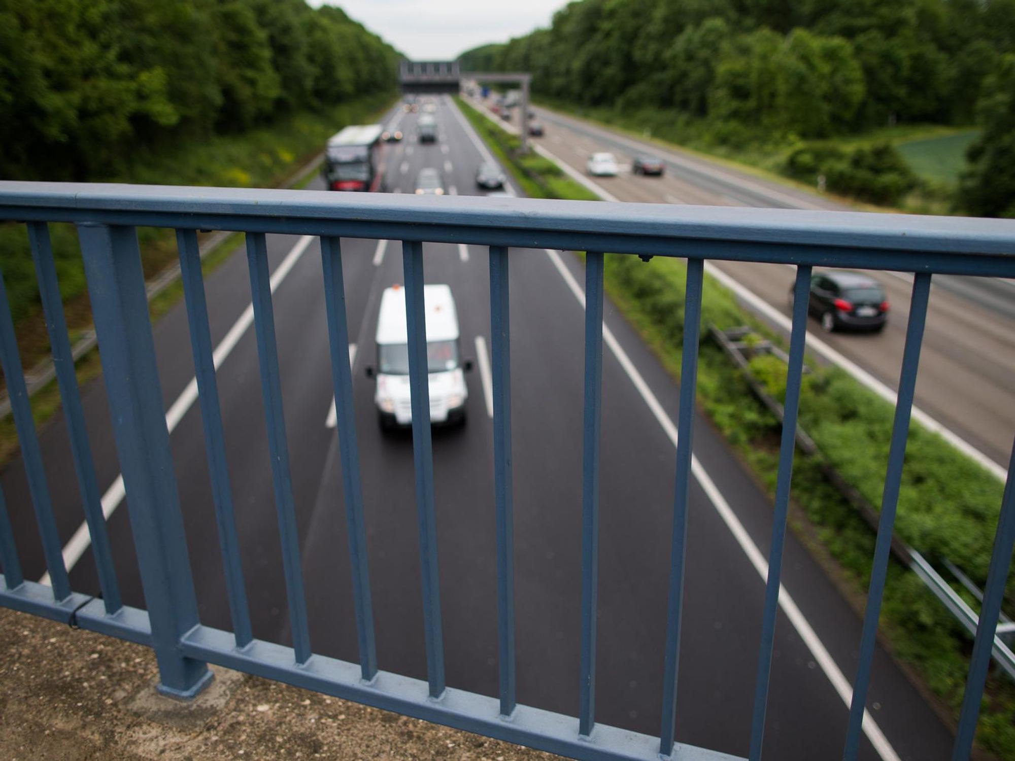 Brücke über die Autobahn A1 bei Köln.