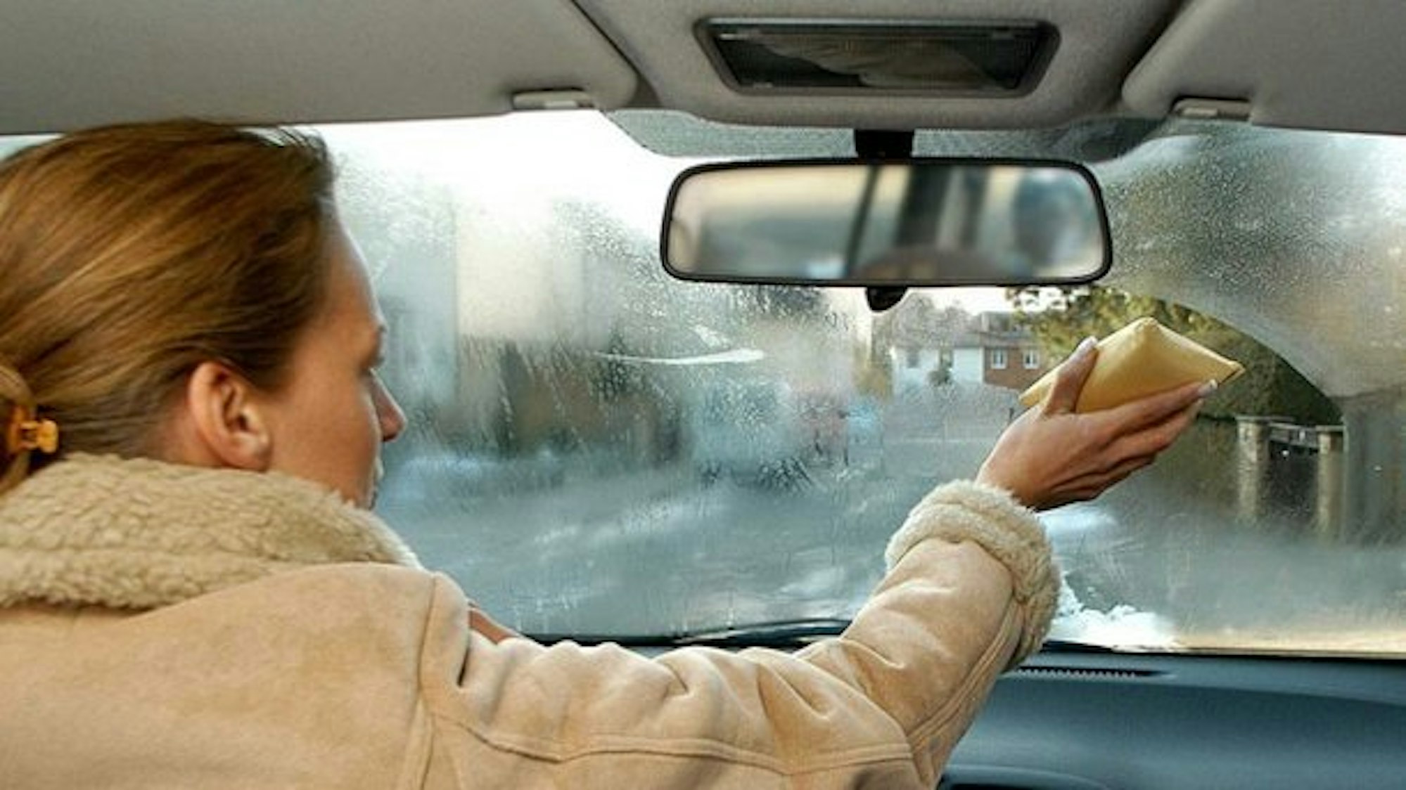 Feuchtigkeit im Auto Scheibe dpa