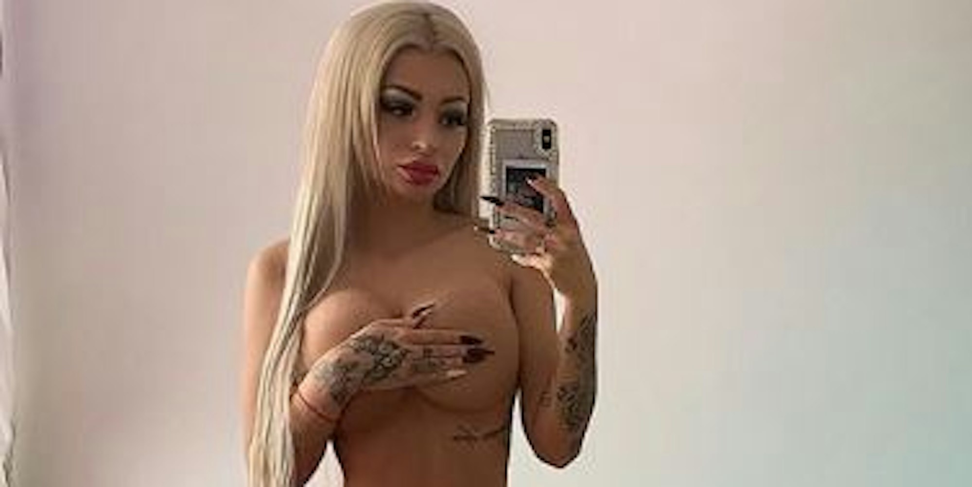 Katja_Karsavice_Selfie_oben_ohne