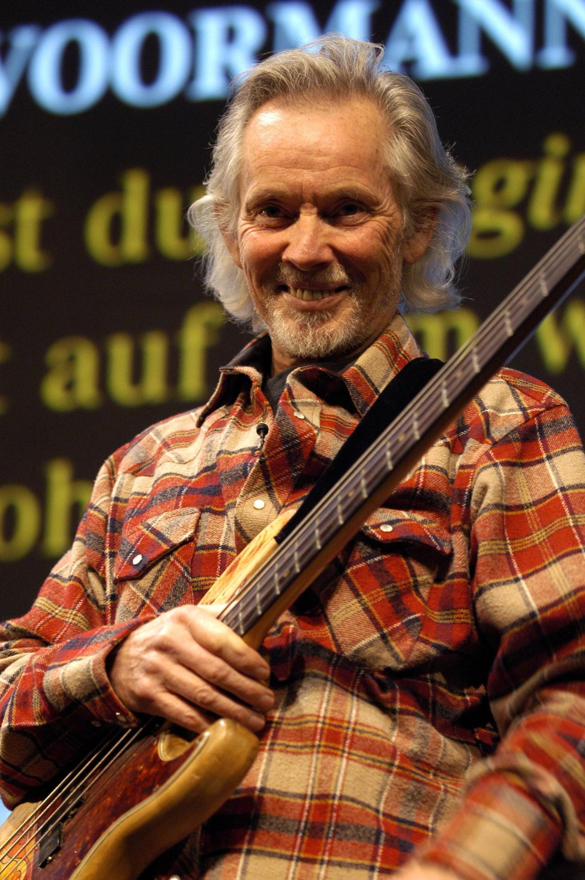 Klaus_Voormann_Bass_Porträt