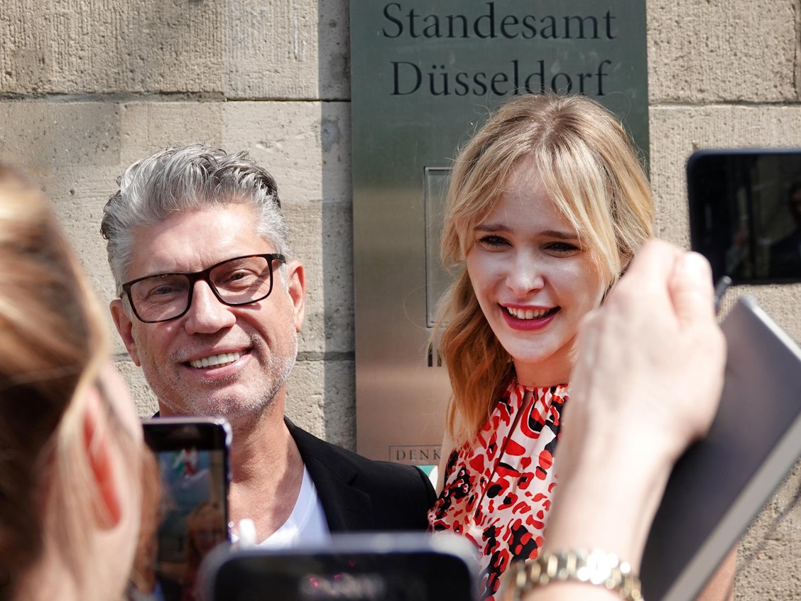 Theresia Fischer mit ihrem Mann Thomas Behrend bei der standesamtlichen Hochzeit in Düsseldorf.