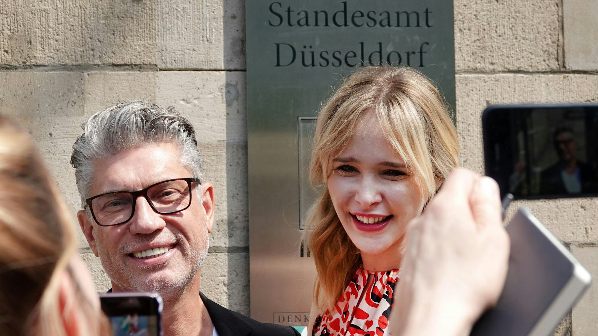 Theresia Fischer mit ihrem Mann Thomas Behrend bei der standesamtlichen Hochzeit in Düsseldorf.