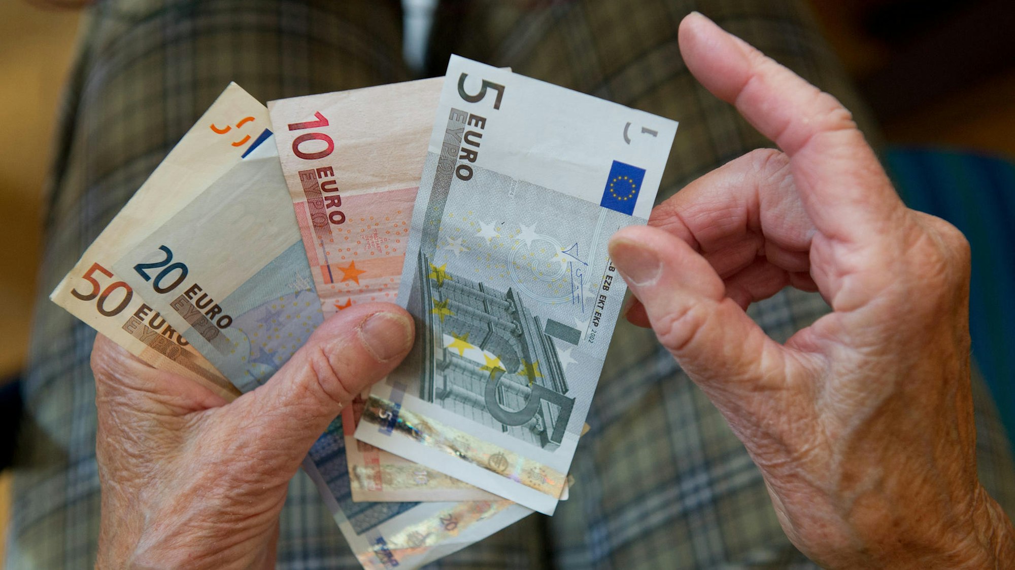 Corona-Tests sollen in Zukunft von den meisten selbst bezahlt werden.