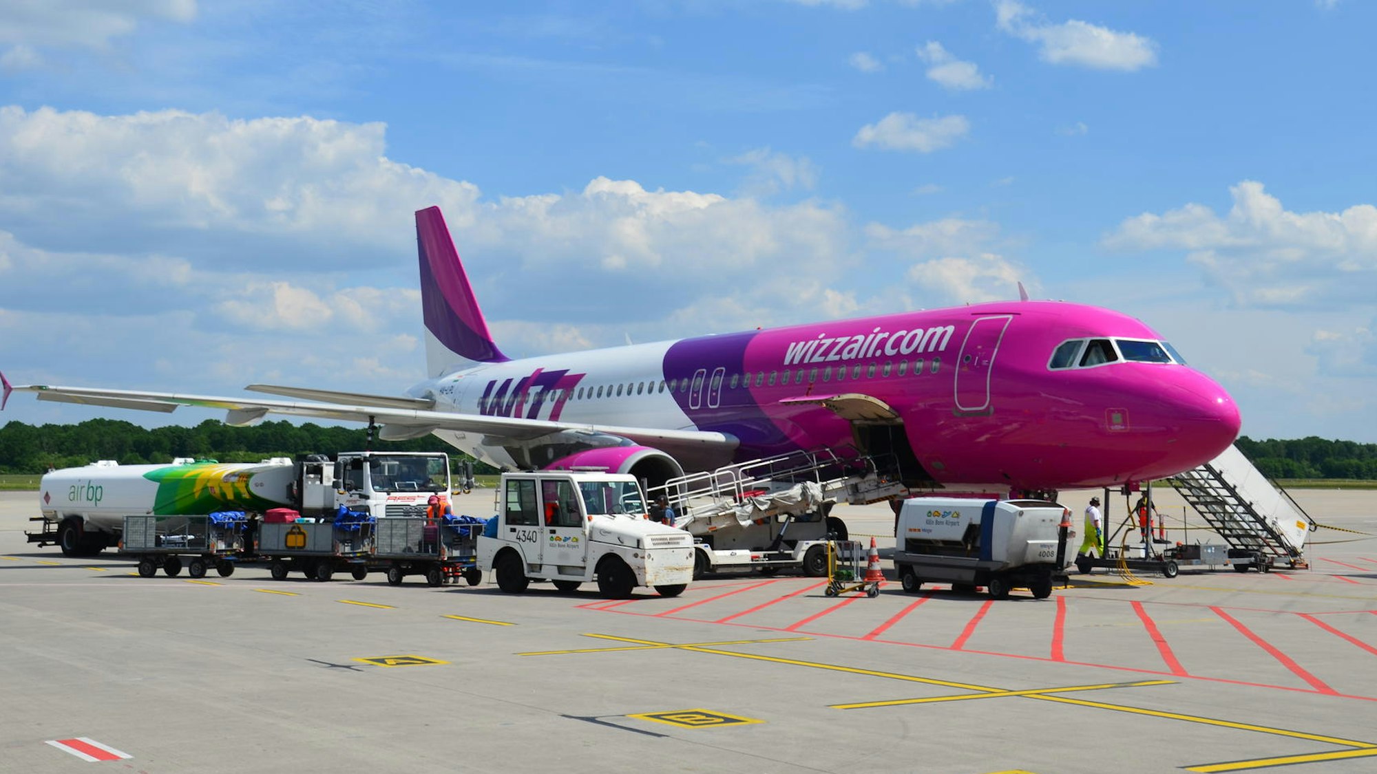 Maschine von Wizz Air am Flughafen Köln/Bonn.
