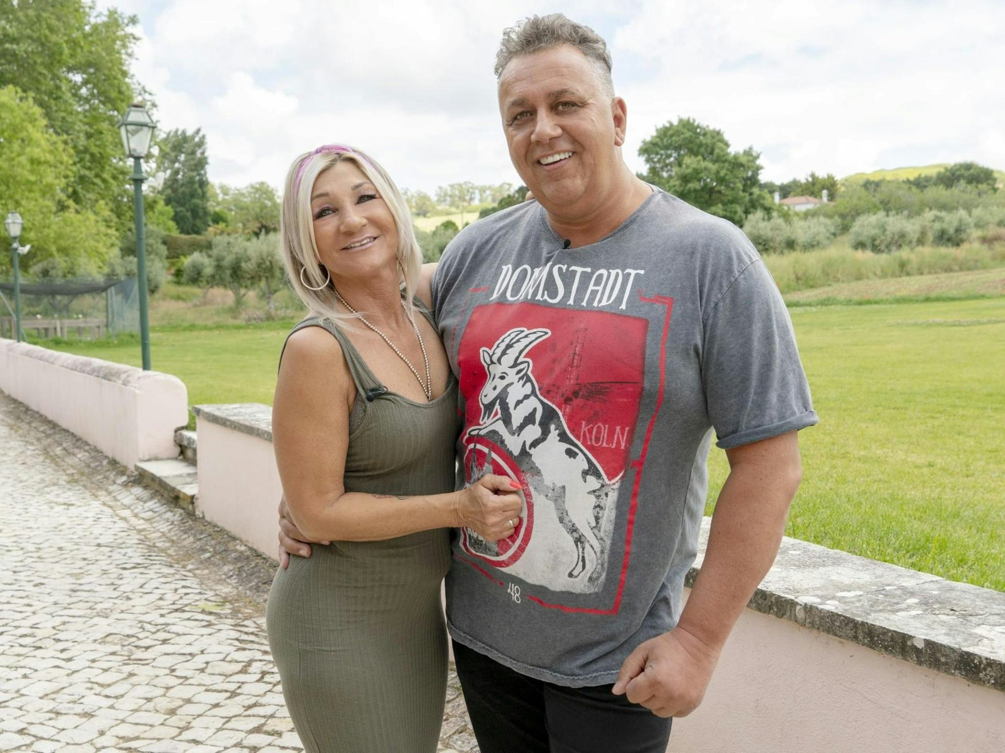 Elke und Frank Fussbroich umarmen sich