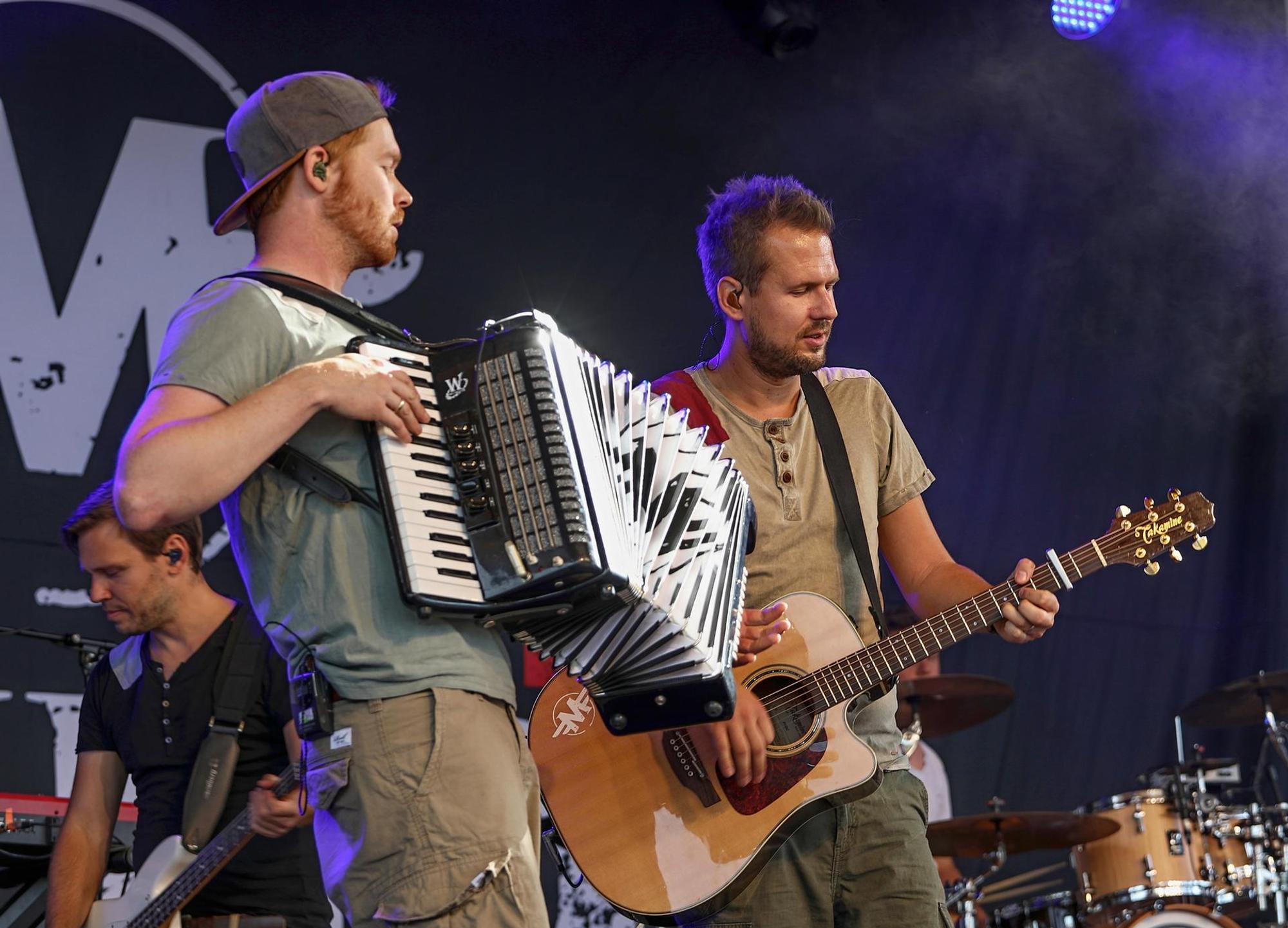 Band Miljö spielt einen Song.