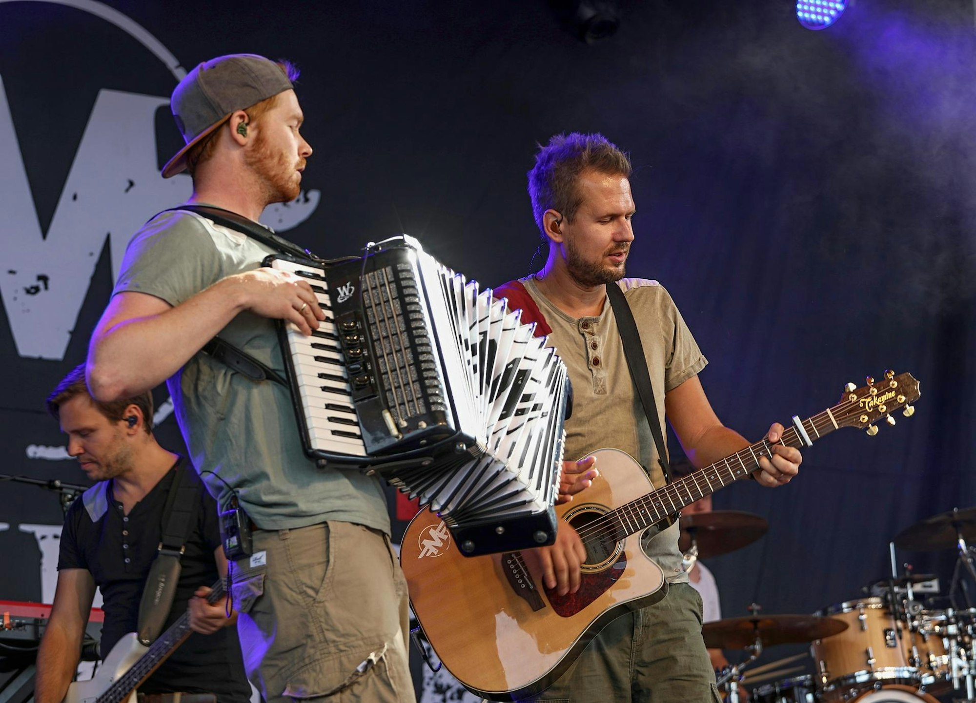 Band Miljö spielt einen Song.