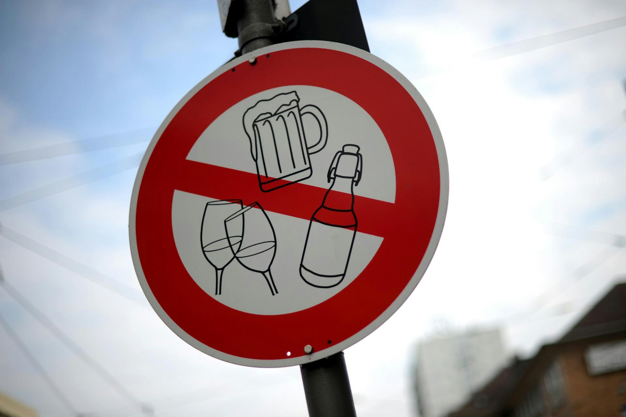 Schild weist Alkoholverbot aus