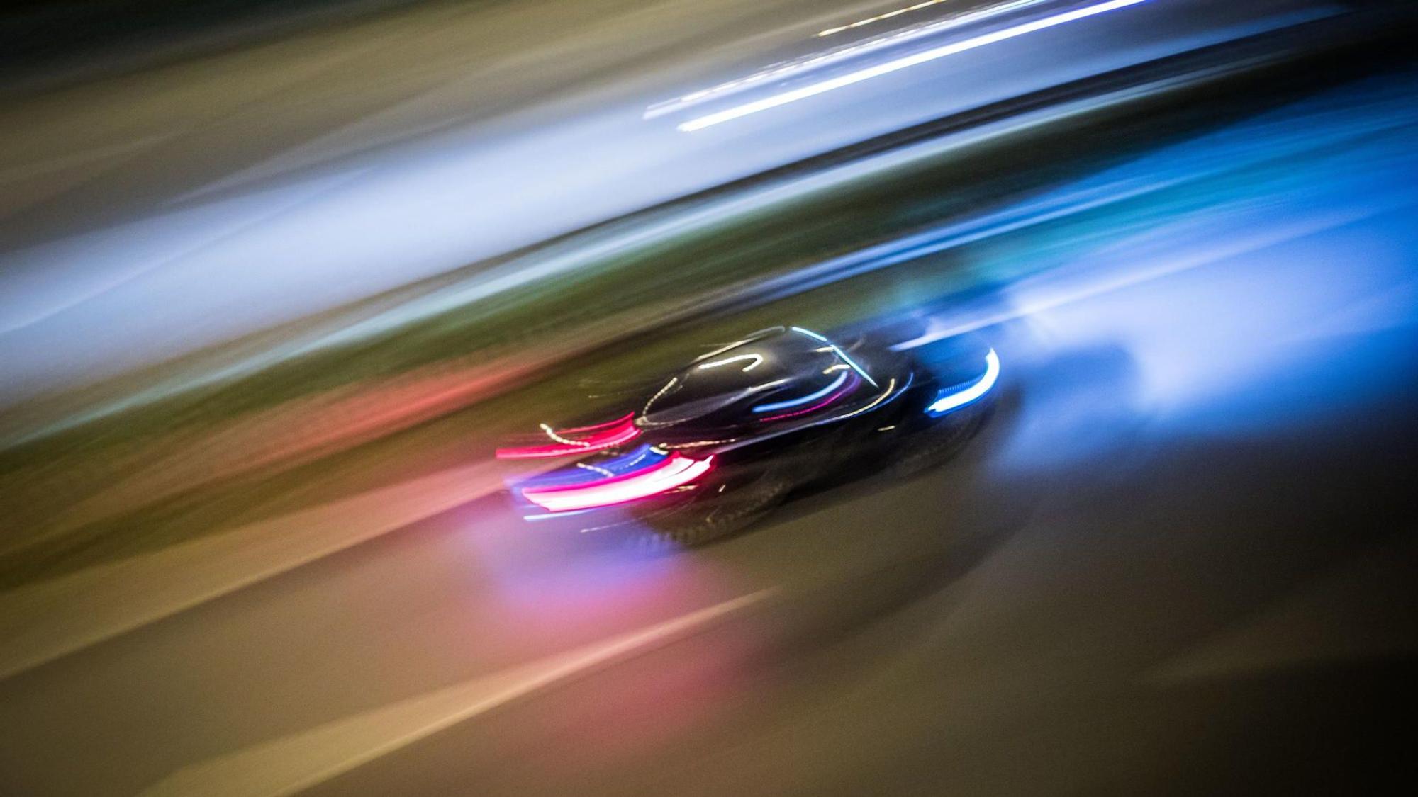 Ein Auto rast über eine Straße.