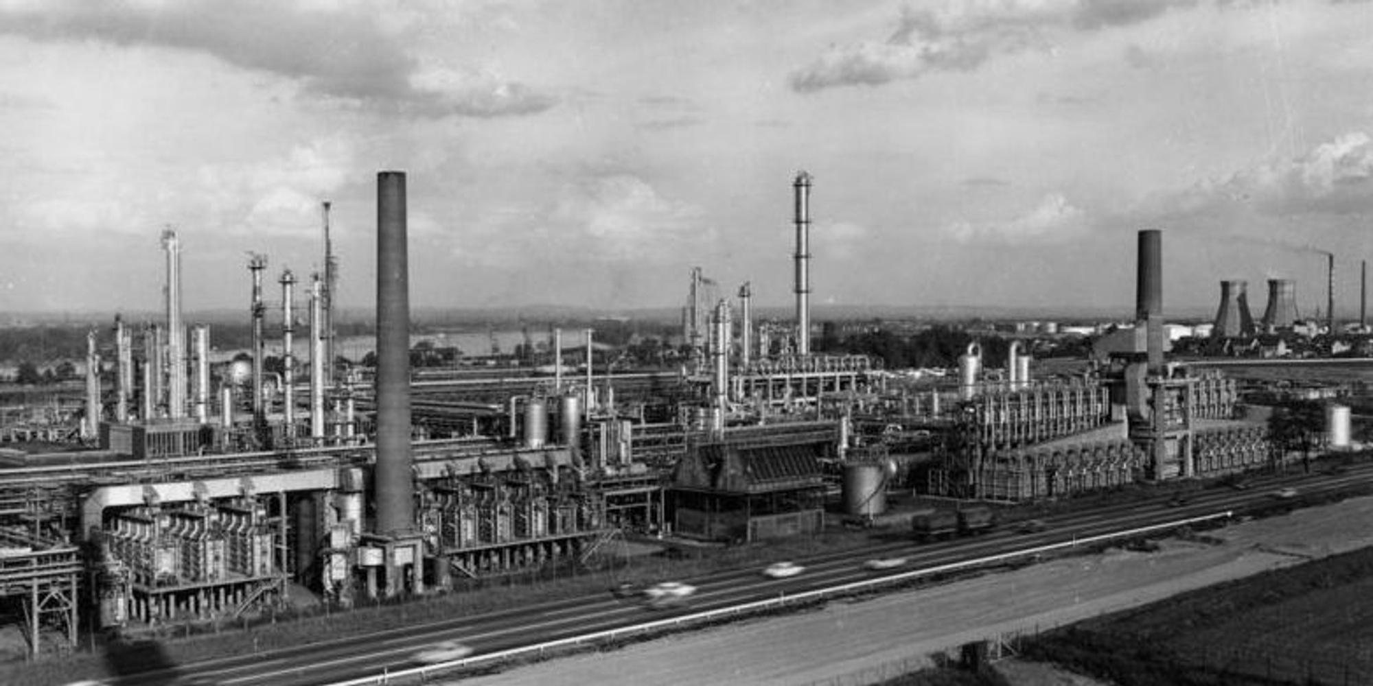 Bundesarchiv_B_145_Bild-P095955,_Wesseling,_Rheinische_Olefinwerke (1)