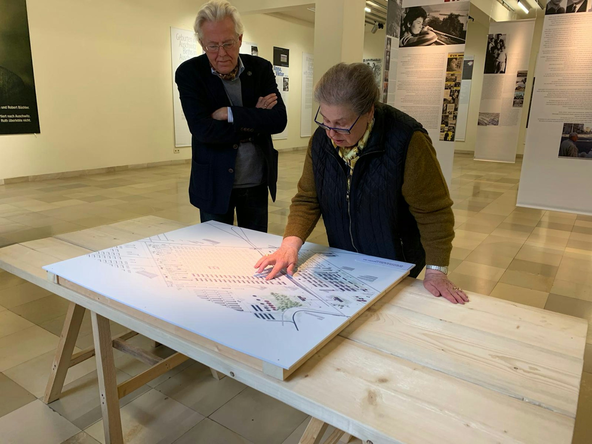 Barbara Gautier zeigt auf einem Plan, in welcher Baracke im KZ Auschwitz sie lebte
