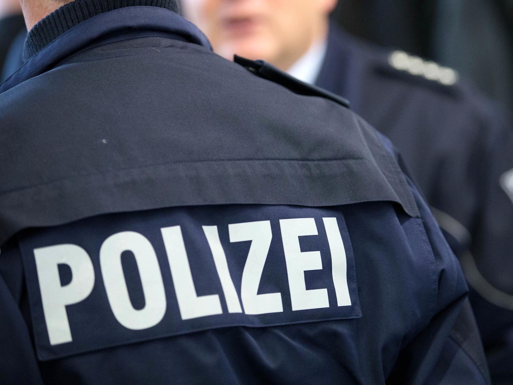 NRW/Köln: Zwei Polizisten in Uniform.