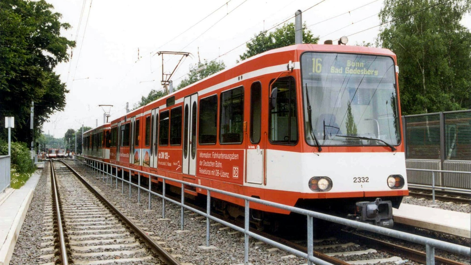Eine Bahn der Linie 16.