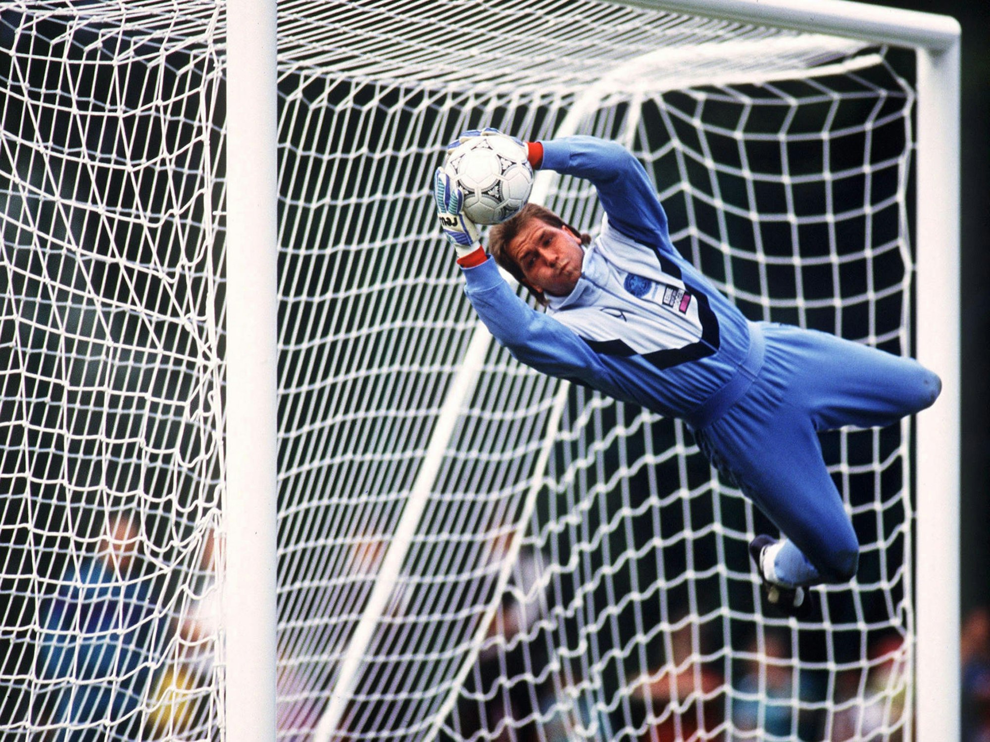 Andreas Köpke mit einer Flugeinlage im DFB-Training