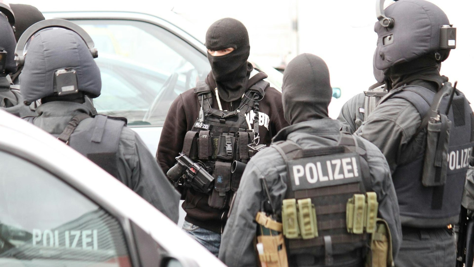 Maskierte und schwer bewaffnete Kräfte des Spezialeinsatzkommandos stehen zusammen.