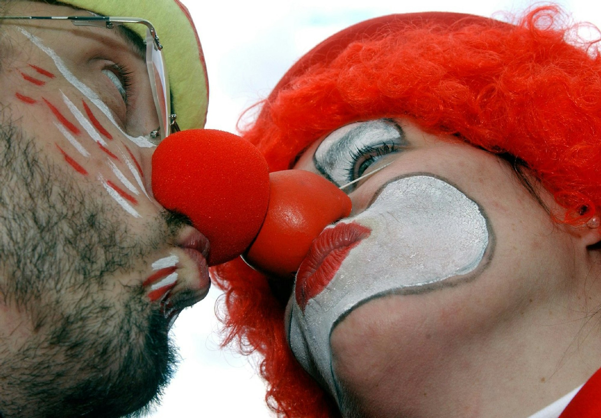 Zwei jecke geben sich ein Bütjer in Köln auf dem Heumarkt.