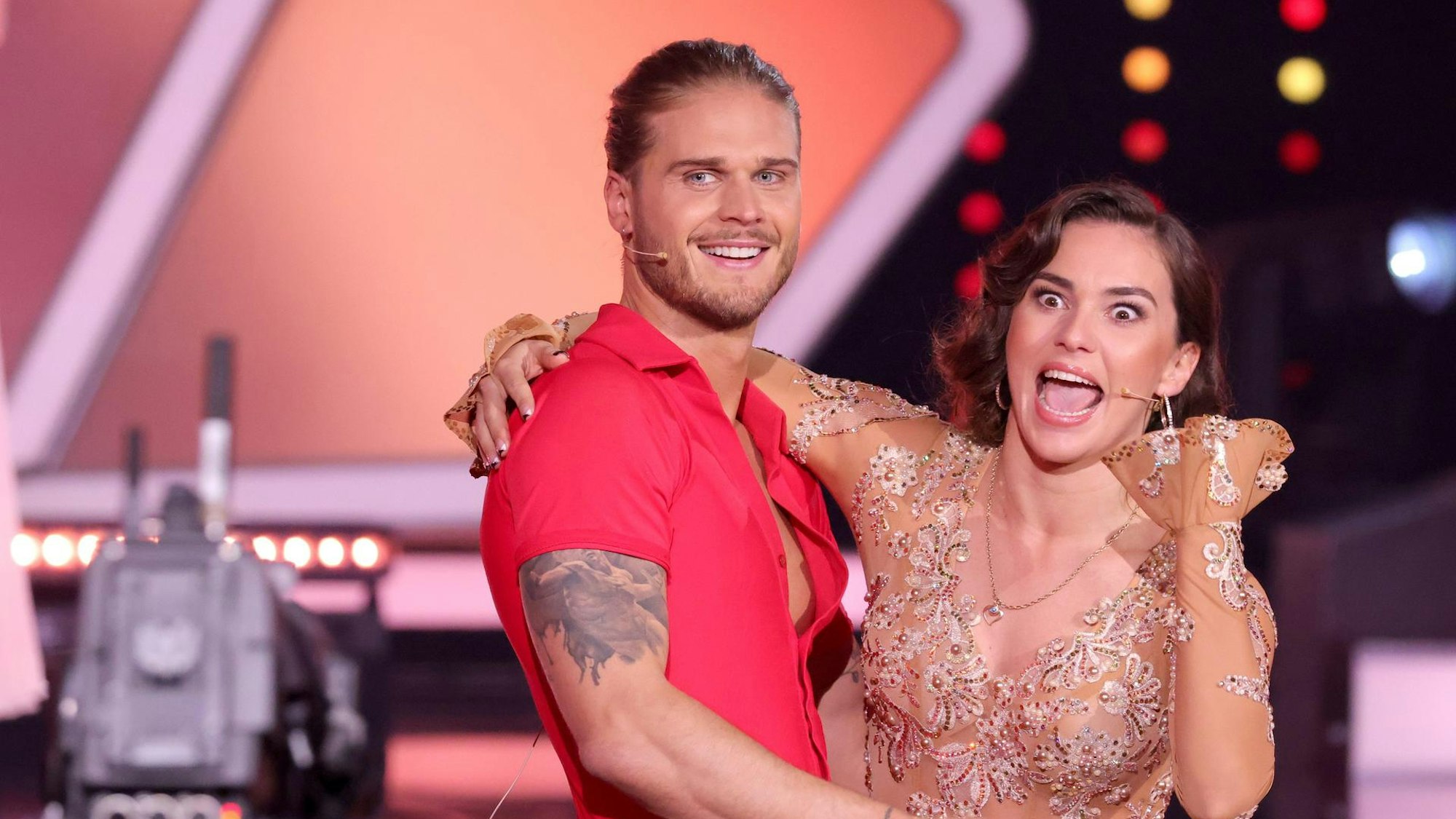 Der isländische Ex-Profi-Kicker Rúrik Gíslason mit Tanzpartnerin Renata Lusin zu Beginn der „Let's Dance“-Staffel 2021