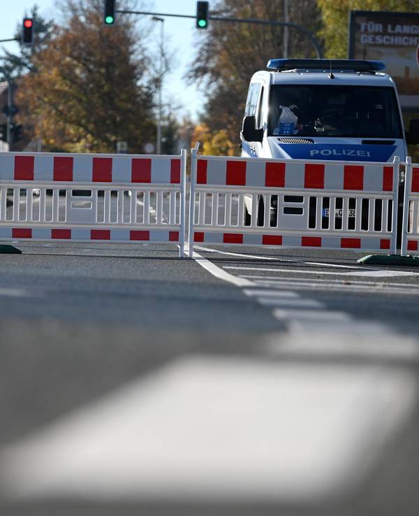 Die Polizei sperrt im Umkreis einer Fliegerbombe ab.