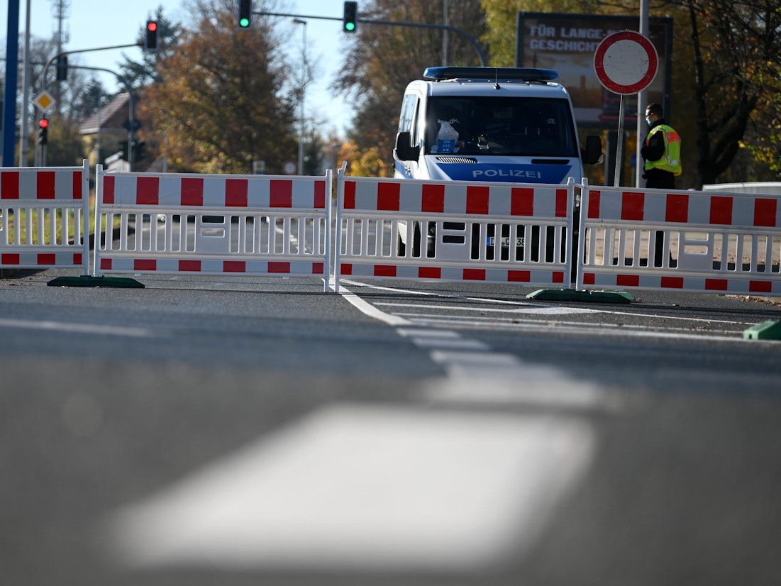 Die Polizei sperrt im Umkreis einer Fliegerbombe ab.